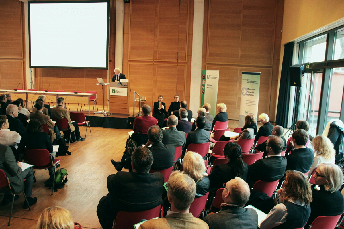 Der DVfR-Vorsitzende Dr. Schmidt-Ohlemann hält einen Vortrag zu den aktuellen Herausforderungen in der medizinischen Rehabilitation