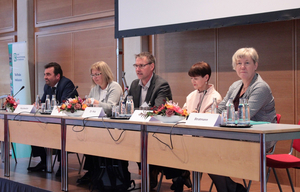 von links: Dominik Heydweiler, Claudia Reif, Dr. Thorsten Hinz, Dr. Helga Seel und Andrea Stratmann bei der Podiumsdiskussion zur Zusammenarbeit von Leistungsträgern und Leistungserbringern (Quelle: DVfR)